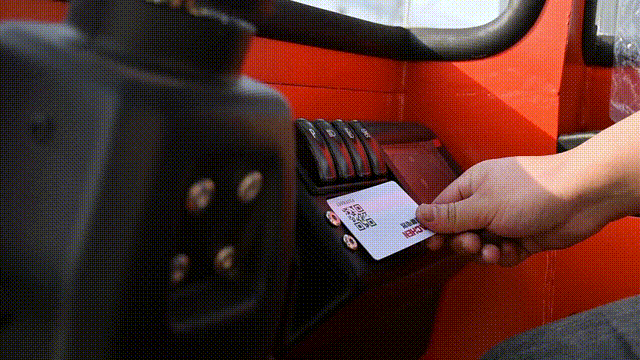 米瑪長(zhǎng)物料搬運(yùn)叉車.gif