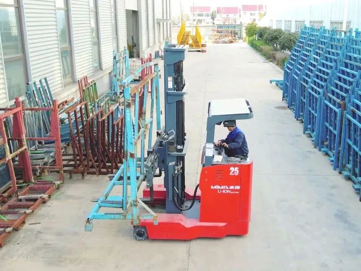 米瑪全向電動叉車.jpg